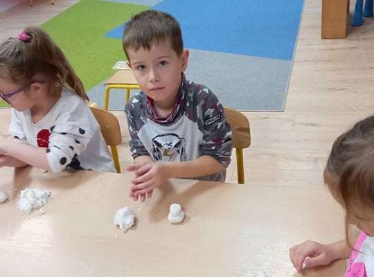 Gr. IV - Zadanie z projektu "Gramy Zmysłami" dotyk - sztuczny śnieg