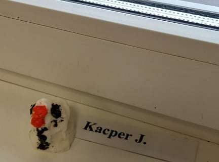 Gr. IV - Zadanie z projektu "Gramy Zmysłami" dotyk - sztuczny śnieg