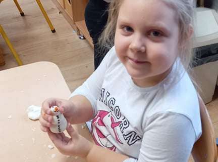 Gr. IV - Zadanie z projektu "Gramy Zmysłami" dotyk - sztuczny śnieg