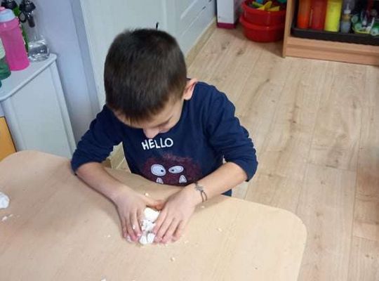 Gr. IV - Zadanie z projektu "Gramy Zmysłami" dotyk - sztuczny śnieg