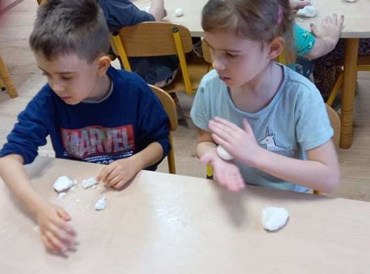 Gr. IV - Zadanie z projektu "Gramy Zmysłami" dotyk - sztuczny śnieg