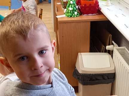 Gr. IV - Zadanie z projektu "Gramy Zmysłami" dotyk - sztuczny śnieg