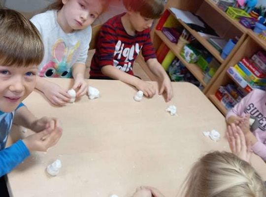 Gr. IV - Zadanie z projektu "Gramy Zmysłami" dotyk - sztuczny śnieg