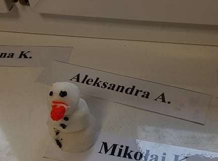 Gr. IV - Zadanie z projektu "Gramy Zmysłami" dotyk - sztuczny śnieg