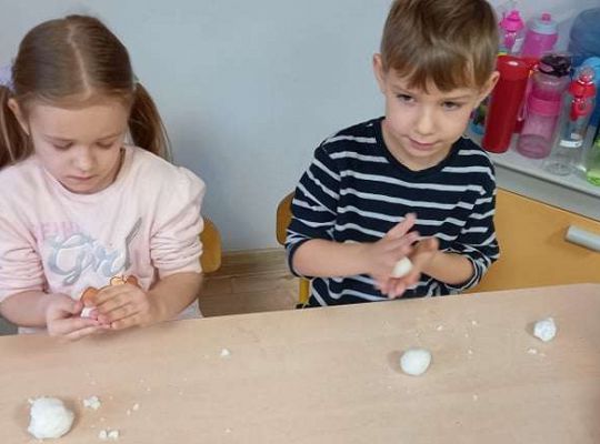 Gr. IV - Zadanie z projektu "Gramy Zmysłami" dotyk - sztuczny śnieg