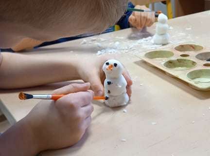 Gr. IV - Zadanie z projektu "Gramy Zmysłami" dotyk - sztuczny śnieg