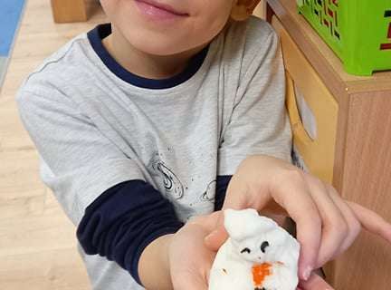 Gr. IV - Zadanie z projektu "Gramy Zmysłami" dotyk - sztuczny śnieg