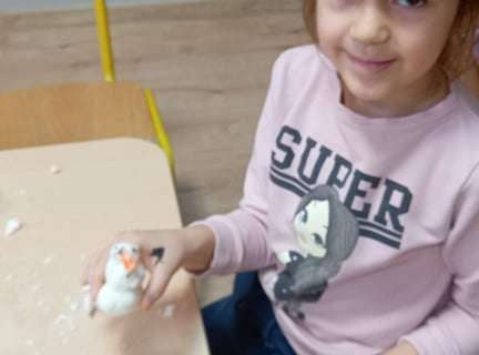 Gr. IV - Zadanie z projektu "Gramy Zmysłami" dotyk - sztuczny śnieg