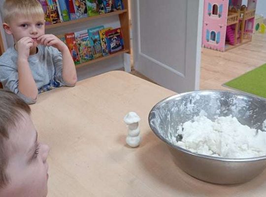 Gr. IV - Zadanie z projektu "Gramy Zmysłami" dotyk - sztuczny śnieg