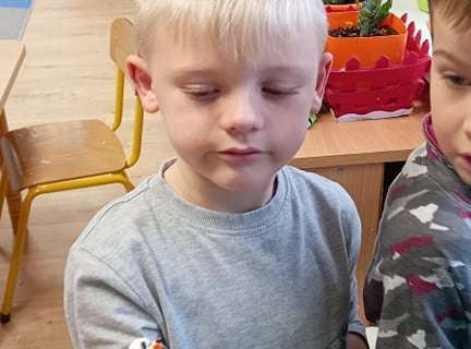 Gr. IV - Zadanie z projektu "Gramy Zmysłami" dotyk - sztuczny śnieg