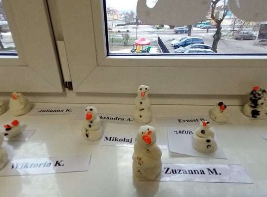 Gr. IV - Zadanie z projektu "Gramy Zmysłami" dotyk - sztuczny śnieg