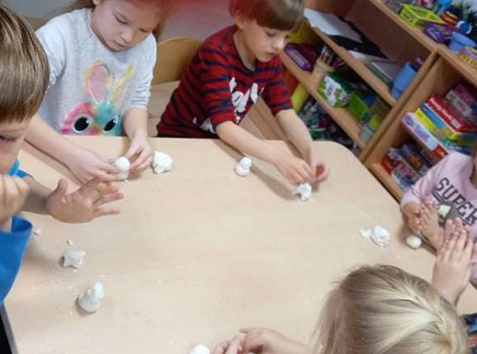 Gr. IV - Zadanie z projektu "Gramy Zmysłami" dotyk - sztuczny śnieg