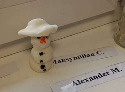 Gr. IV - Zadanie z projektu "Gramy Zmysłami" dotyk - sztuczny śnieg