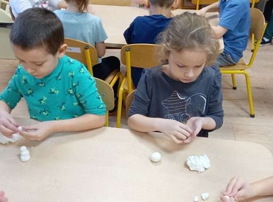 Gr. IV - Zadanie z projektu "Gramy Zmysłami" dotyk - sztuczny śnieg