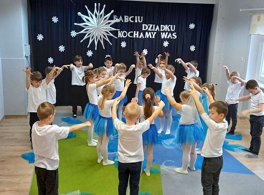 Gr. IV - Występ z okazji Dnia Babci i Dziadka