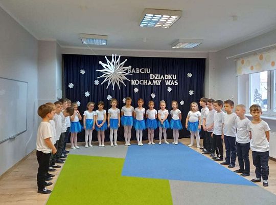 Gr. IV - Występ z okazji Dnia Babci i Dziadka