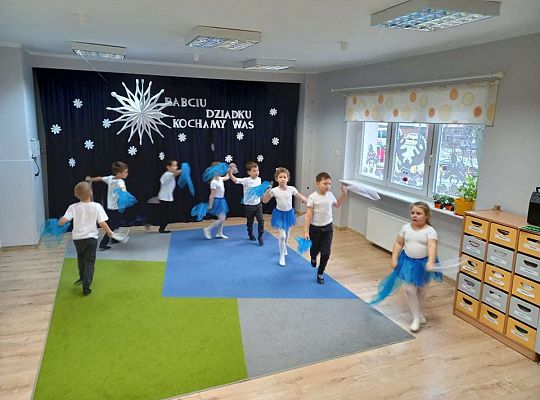 Gr. IV - Występ z okazji Dnia Babci i Dziadka