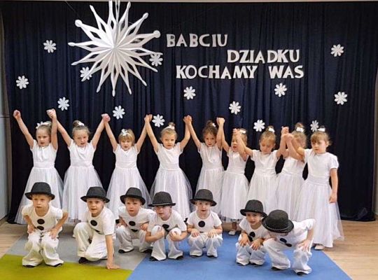 Gr. III - Występ z okazji Dnia Babci i Dziadka