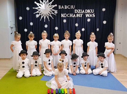 Gr. III - Występ z okazji Dnia Babci i Dziadka