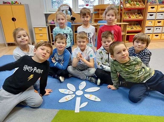 Gr. IV - Zajęcia z programu Przyjaciele Zippiego- "Kwiat przyjaźni- rozwiązywanie konfliktów z przyjaciółmi"