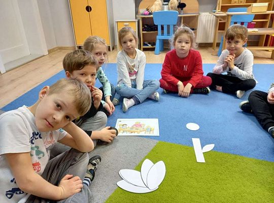 Gr. IV - Zajęcia z programu Przyjaciele Zippiego- "Kwiat przyjaźni- rozwiązywanie konfliktów z przyjaciółmi"