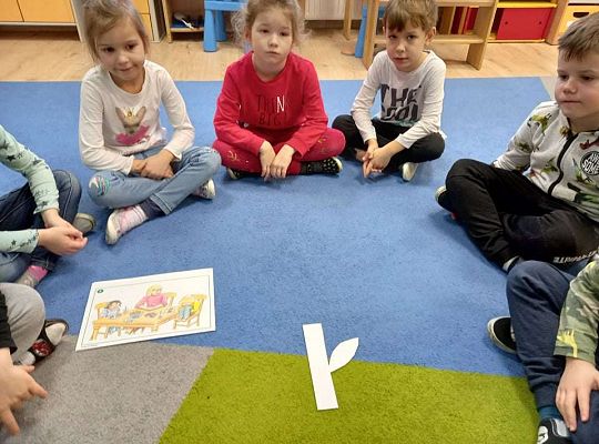 Gr. IV - Zajęcia z programu Przyjaciele Zippiego- "Kwiat przyjaźni- rozwiązywanie konfliktów z przyjaciółmi"