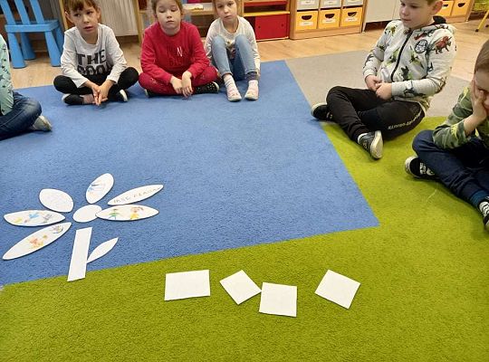 Gr. IV - Zajęcia z programu Przyjaciele Zippiego- "Kwiat przyjaźni- rozwiązywanie konfliktów z przyjaciółmi"