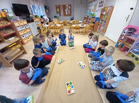 Gr. IV - Malowanie  do muzyki dziesięcioma palcami