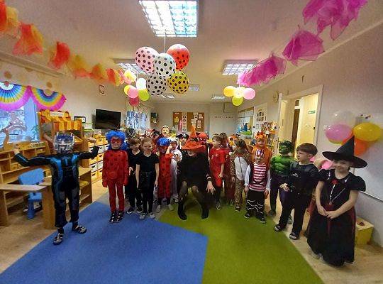 Gr. IV - Bal karnawałowy u starszaków