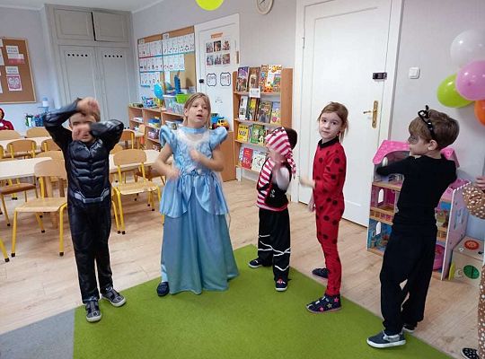 Gr. IV - Bal karnawałowy u starszaków