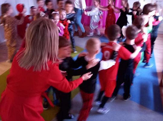 Gr. IV - Bal karnawałowy u starszaków