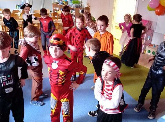 Gr. IV - Bal karnawałowy u starszaków