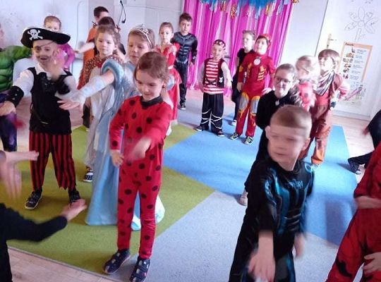 Gr. IV - Bal karnawałowy u starszaków