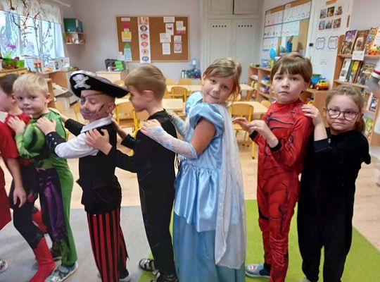 Gr. IV - Bal karnawałowy u starszaków