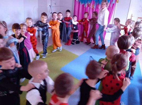 Gr. IV - Bal karnawałowy u starszaków