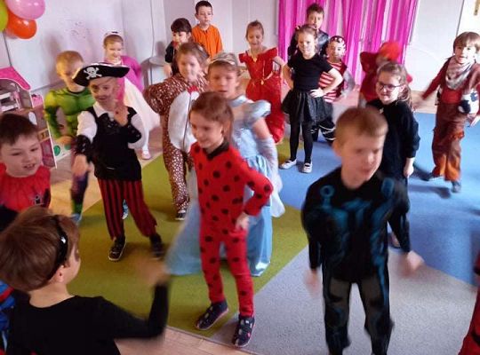 Gr. IV - Bal karnawałowy u starszaków