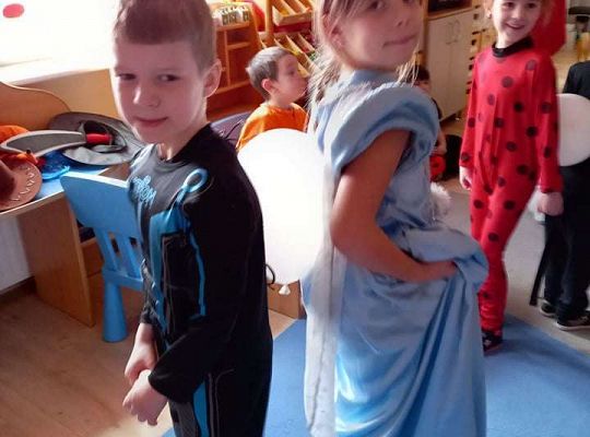 Gr. IV - Bal karnawałowy u starszaków