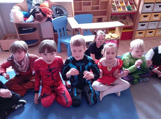 Gr. IV - Bal karnawałowy u starszaków