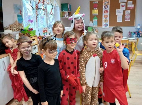 Gr. IV - Bal karnawałowy u starszaków