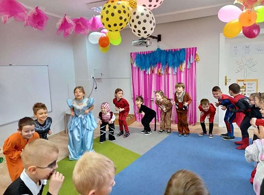 Gr. IV - Bal karnawałowy u starszaków