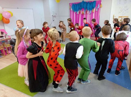 Gr. IV - Bal karnawałowy u starszaków