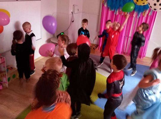 Gr. IV - Bal karnawałowy u starszaków