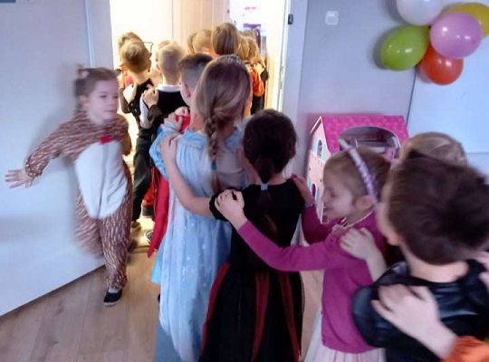 Gr. IV - Bal karnawałowy u starszaków