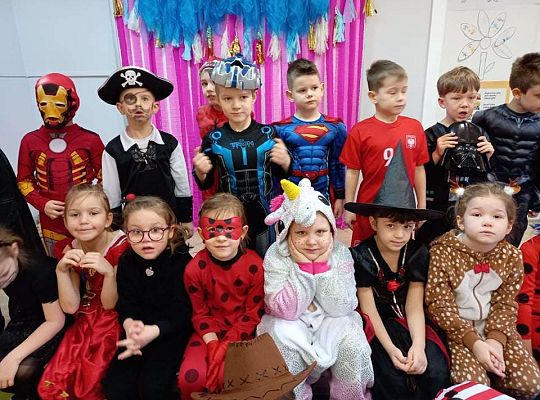 Gr. IV - Bal karnawałowy u starszaków