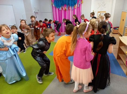 Gr. IV - Bal karnawałowy u starszaków