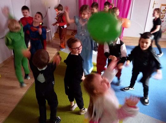 Gr. IV - Bal karnawałowy u starszaków