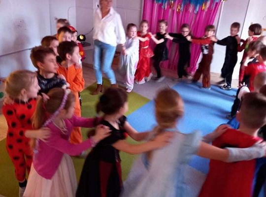 Gr. IV - Bal karnawałowy u starszaków