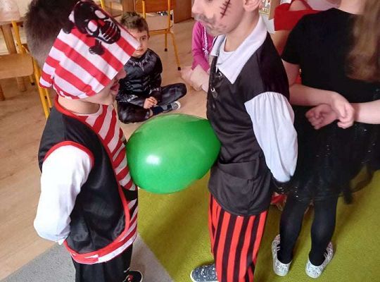 Gr. IV - Bal karnawałowy u starszaków