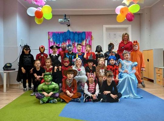 Gr. IV - Bal karnawałowy u starszaków