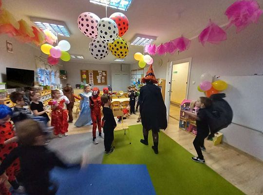 Gr. IV - Bal karnawałowy u starszaków